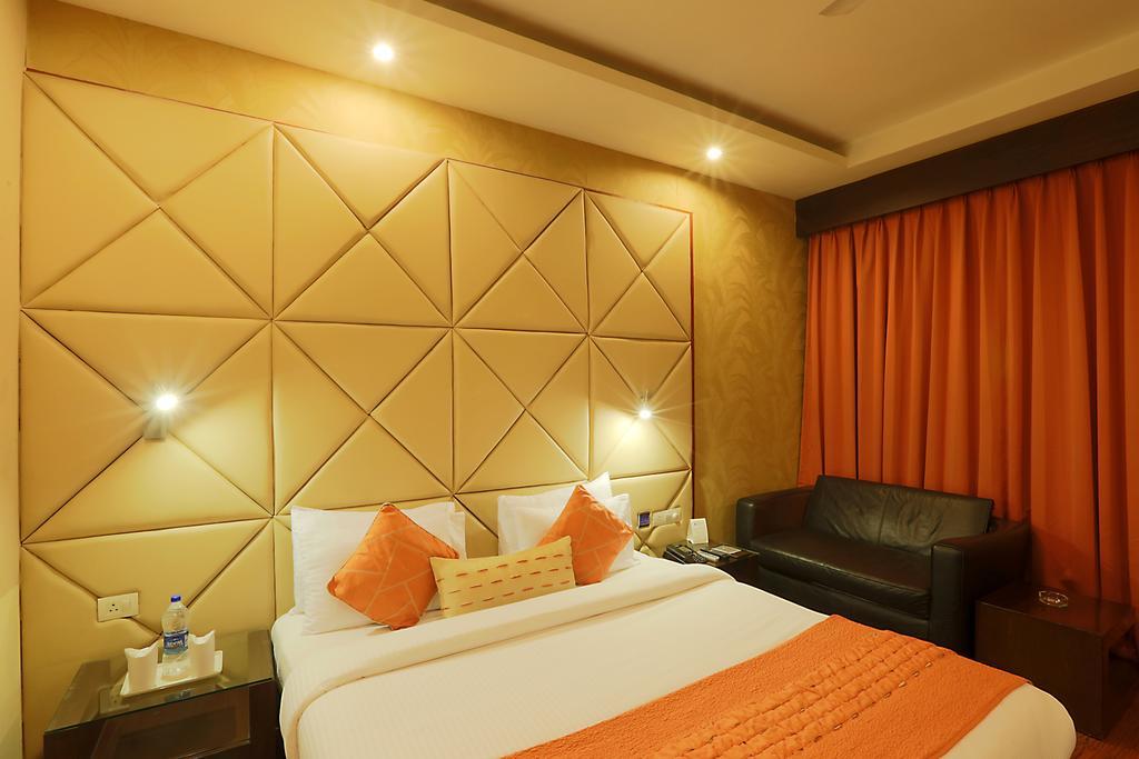 Corporate Regency Hotel New Delhi Exterior photo