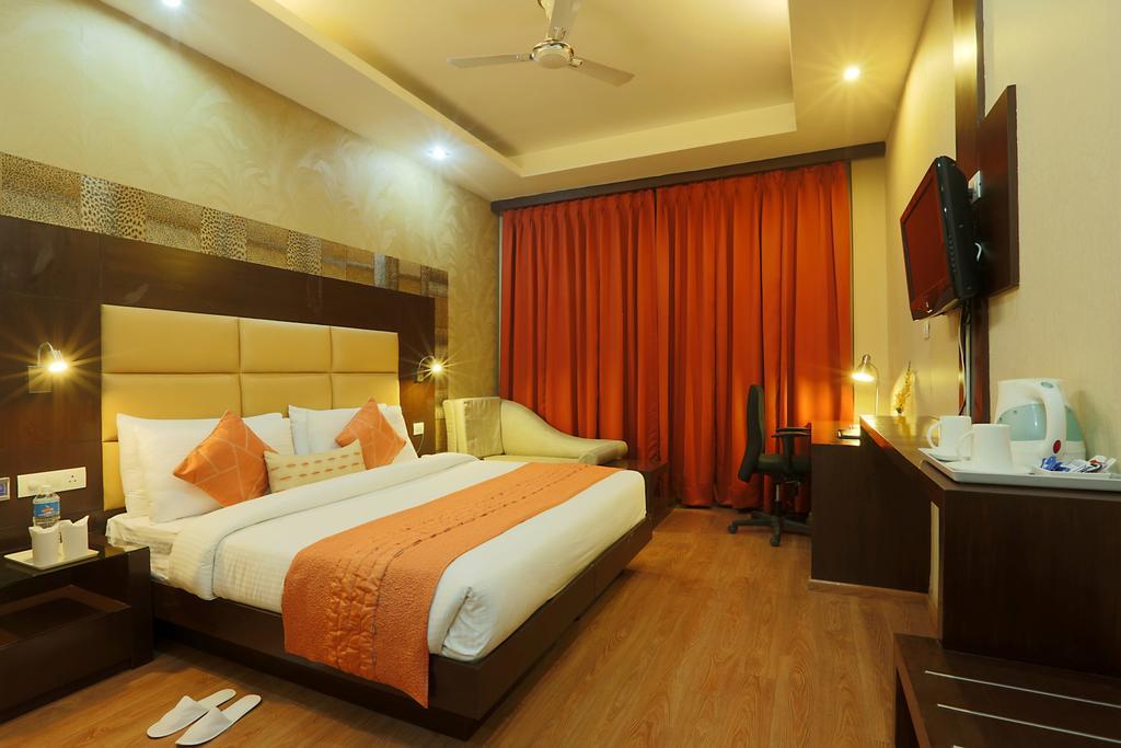 Corporate Regency Hotel New Delhi Exterior photo