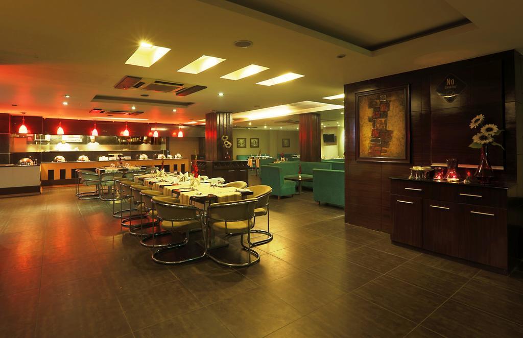 Corporate Regency Hotel New Delhi Exterior photo