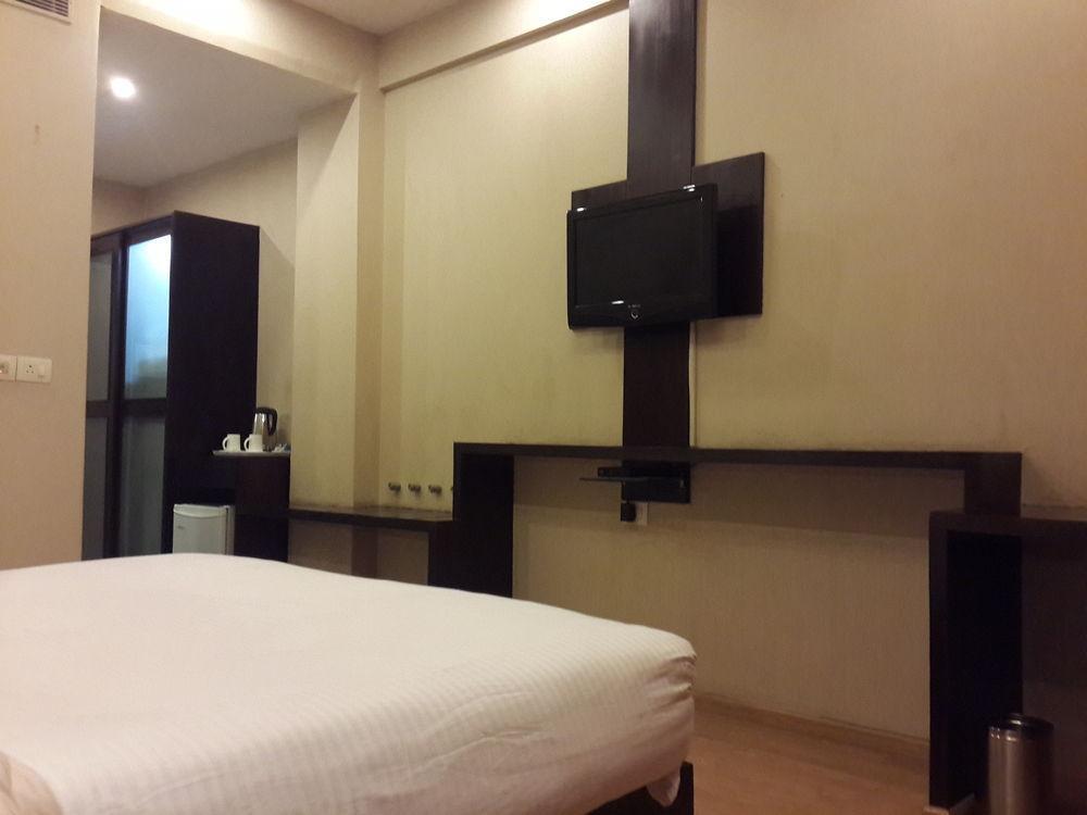 Corporate Regency Hotel New Delhi Exterior photo